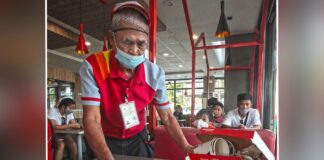 Senior Fast-Food Chain Service Crew Inspires Online Community